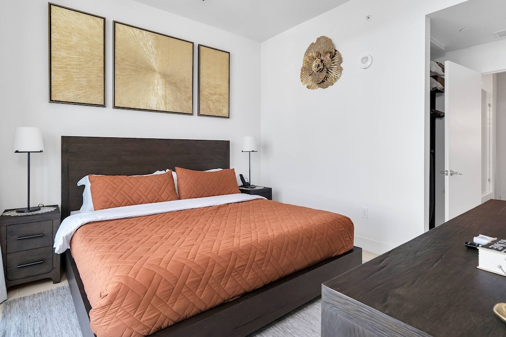 Penthouse 1BR Breathtaking City & Water Views