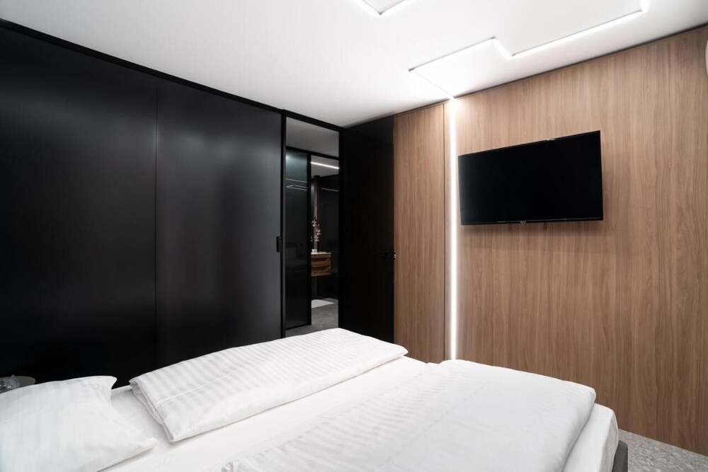 Marina Apartment with Terrace Burin 100