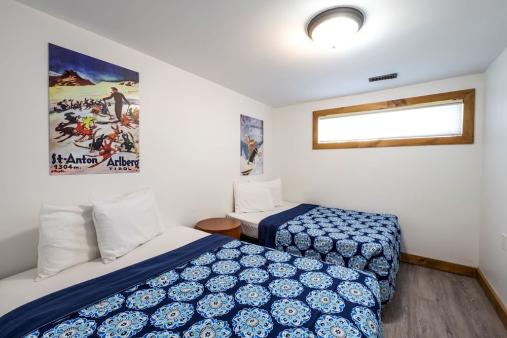 Spacious 8 bdrm Blue Mountain Cottage, Perfect for Large Groups, Private Beach, BBQ, Hot Tub, Sauna - Image 4