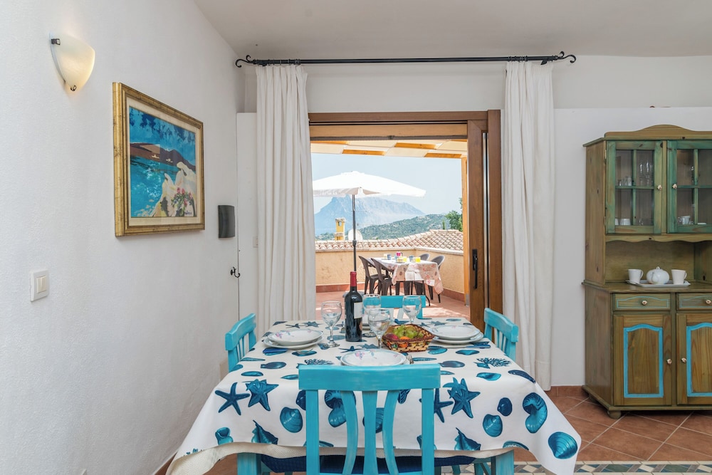 Appartamento Est With Shared Pool en San Teodoro — dining