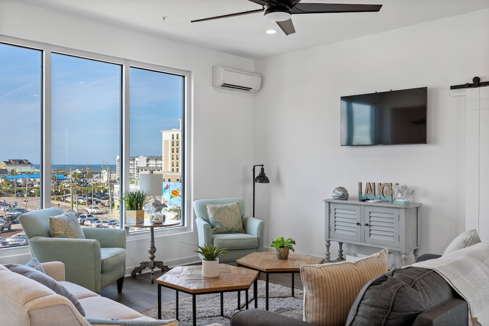 Boardwalk Pent House by Carolina Retreats