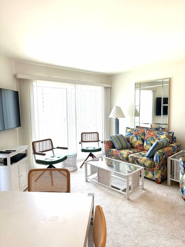 Mariners Court 201