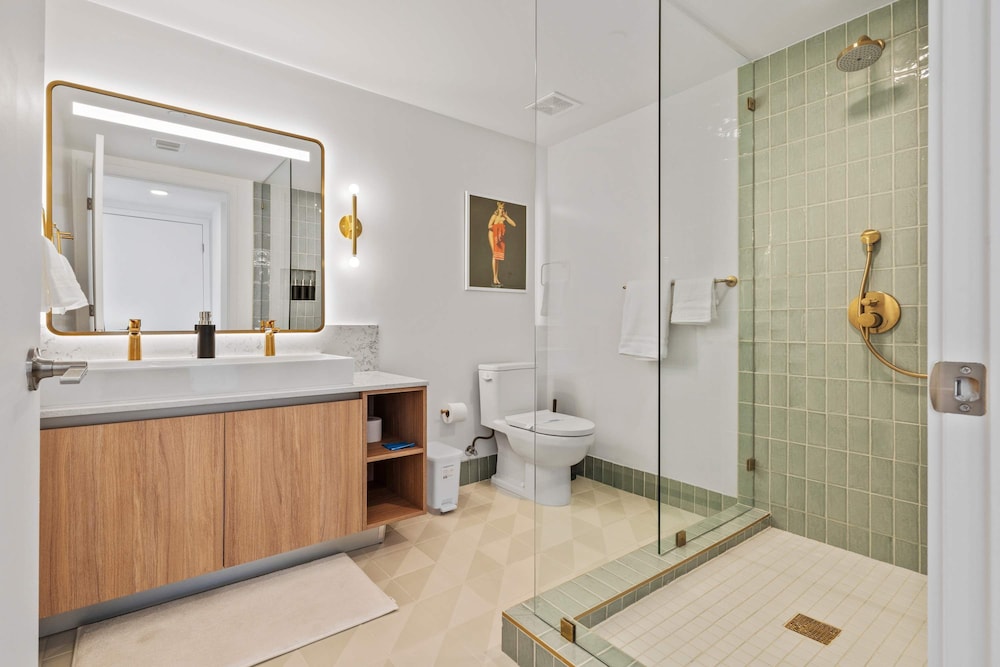Bayside Breeze Downtown Luxury Tower Pool Gym