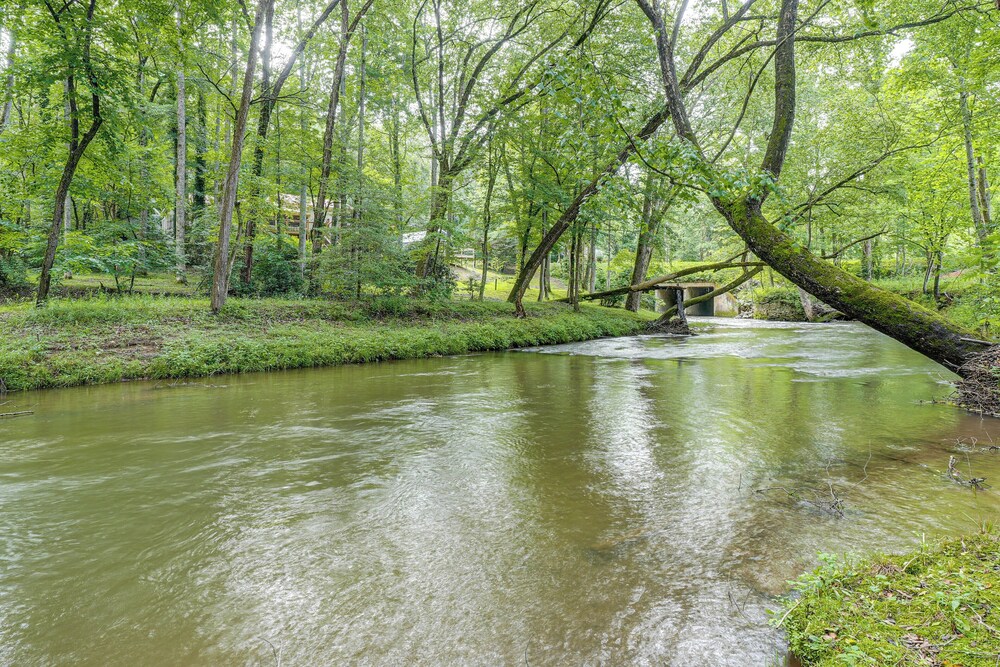 5 Mi to Dtwn Hiawassee: Creek-front Home w/ Deck