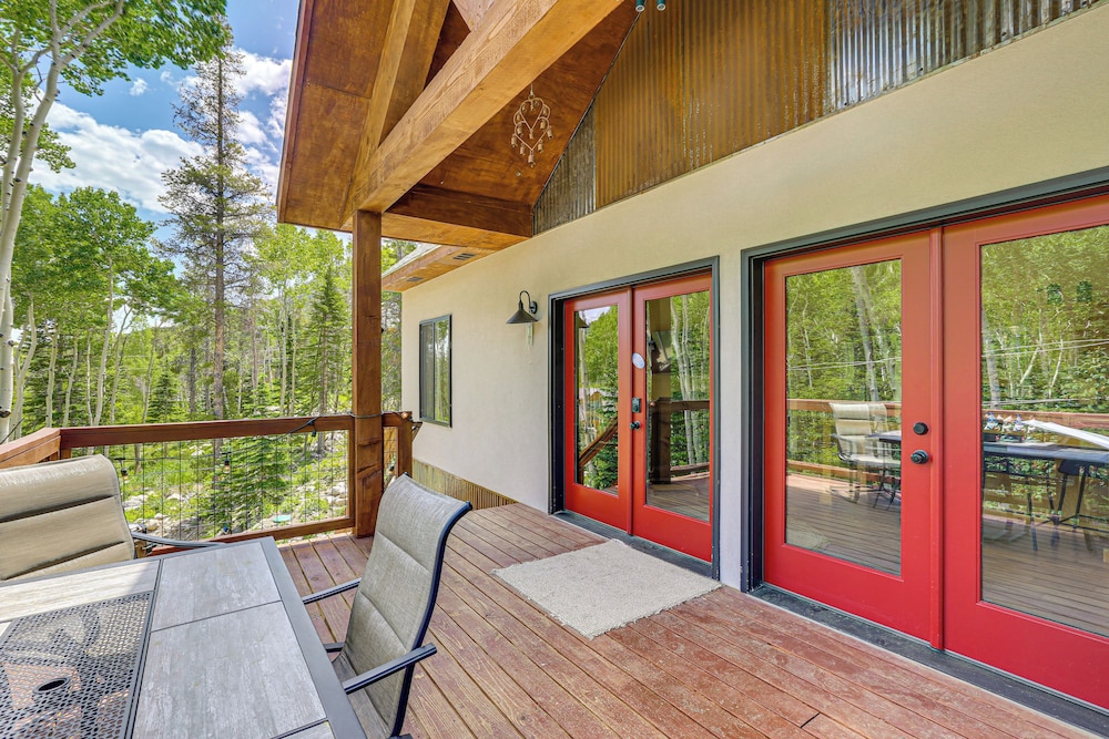 Private Hot Tub & Mountain Views: Duplex in Salida