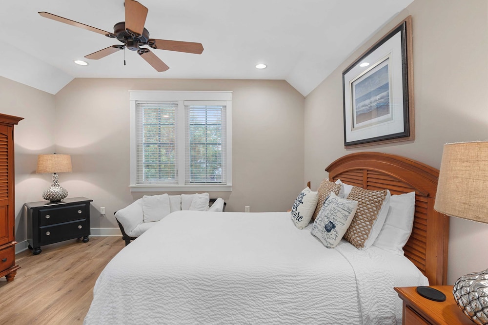 Golf Cart + Pool Access Near Baytowne & Beach Coral Starfish by Avantstay