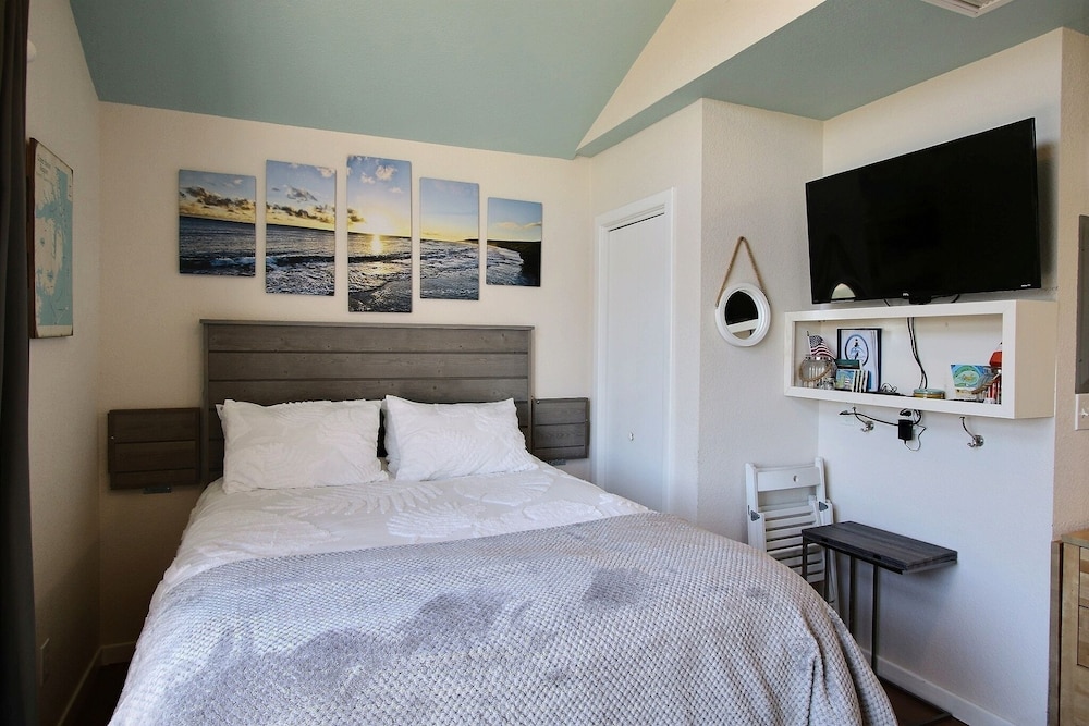 4 Carolina Lady Studio Bedroom Condo by RedAwning