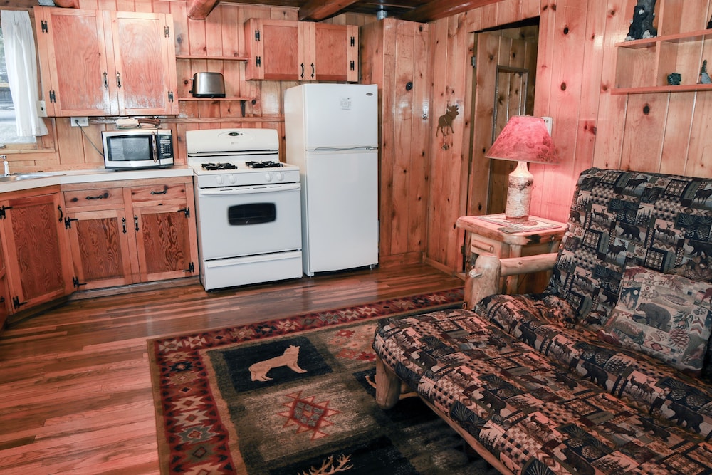 Lazy R Cottages: 3 1 Bedroom Cabin view 4