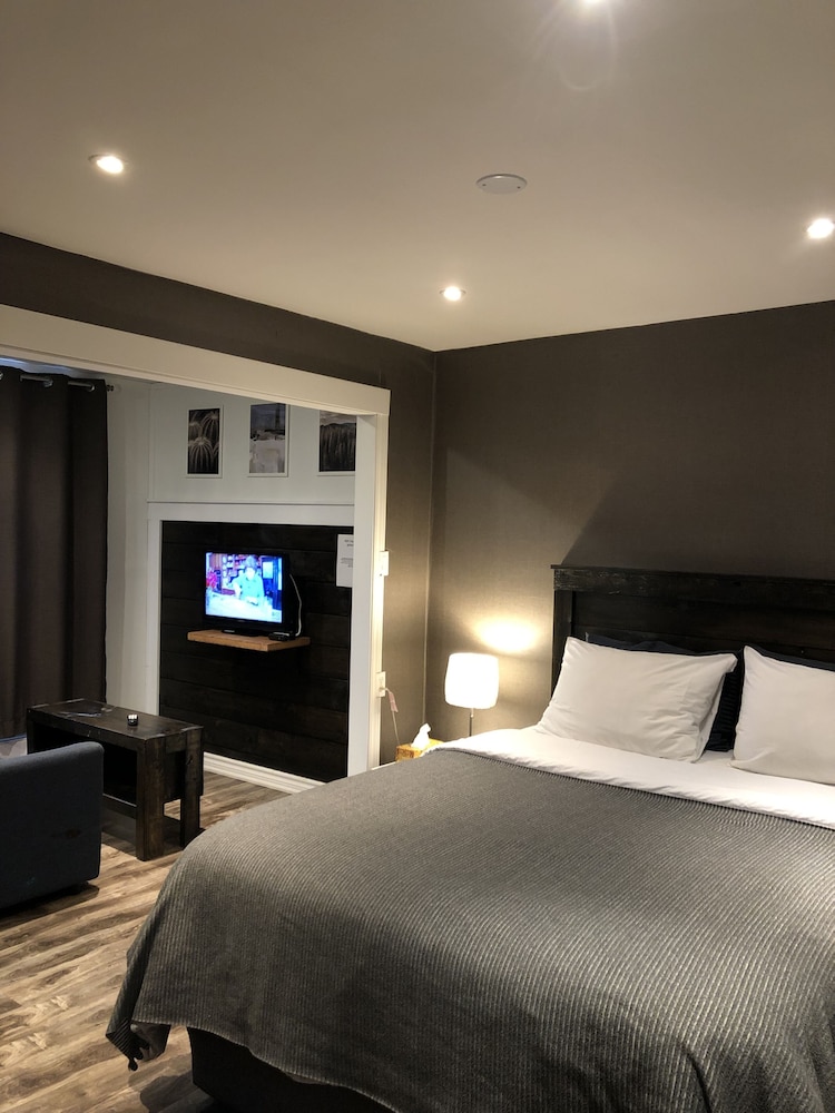 Greenside motel
