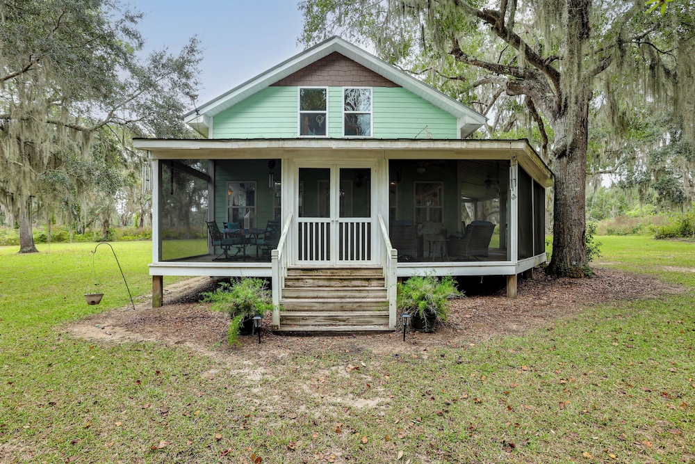 1/2 Mi to Sapelo River: Family Home w/ Large Yard