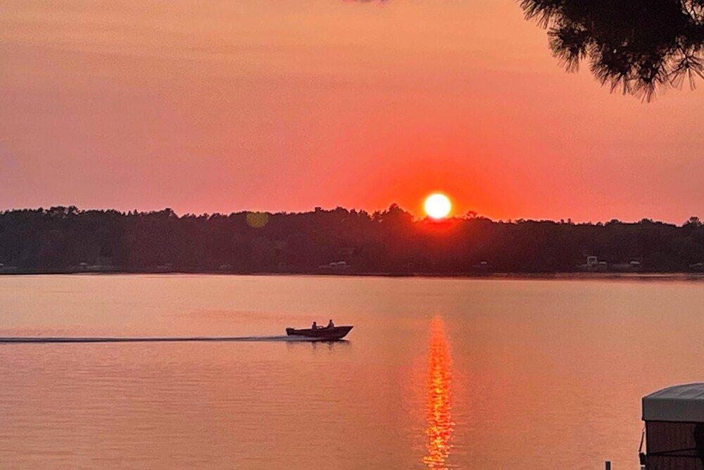 Family Retreat on Cross Lake: Boat, Swim & Relax!
