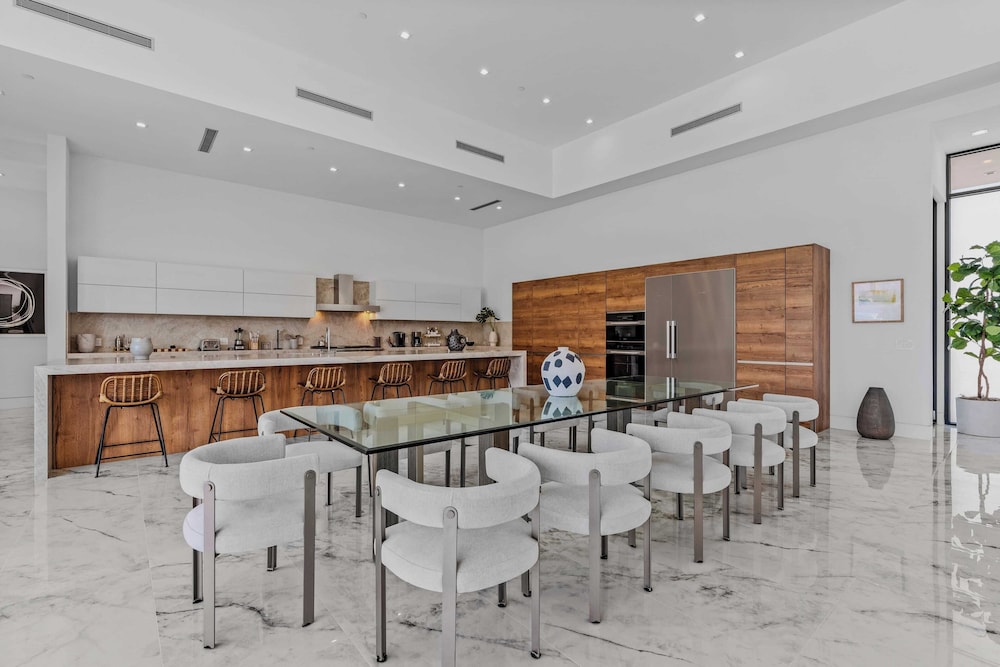 Fine Luxe Retreat w/ Pool & Hot Tub Bravo Villa #15 by Avantstay