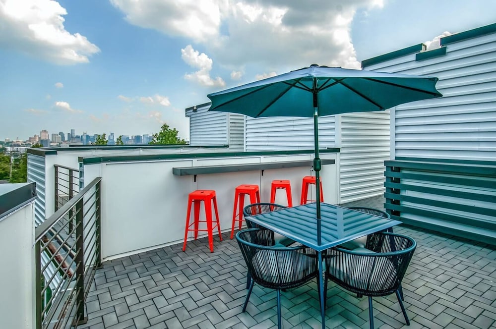Elvis-themed 13 Beds Rooftop City Views