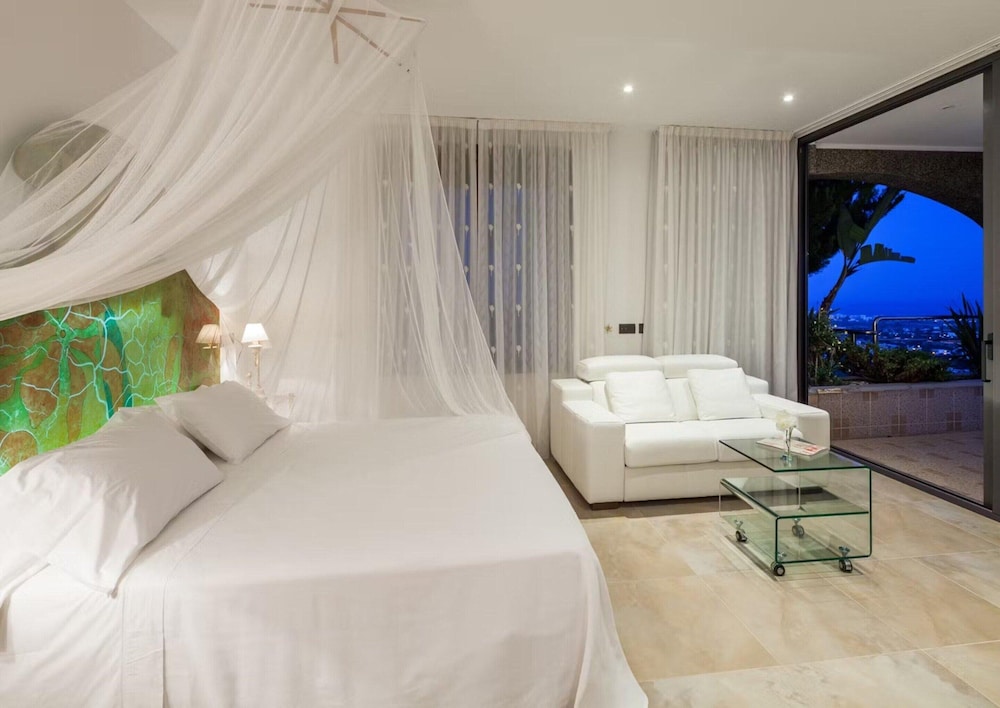 Villa With Direct sea Access