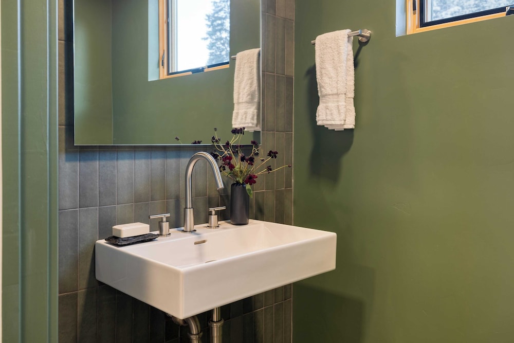 Parkview Mountain House Luxury Ski Home w/ Hot Tub Near Trails & Downtown