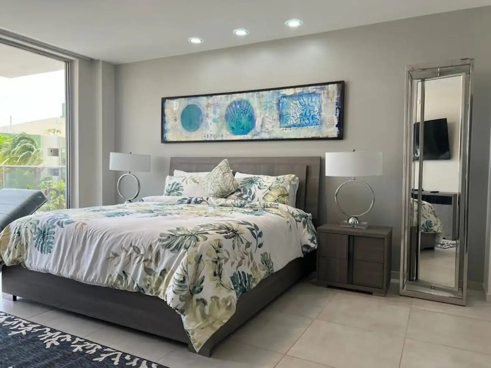Eagle Beach Modern 2br2ba Beachfront Condo w Pool