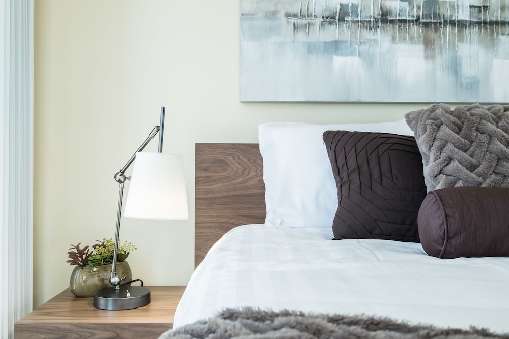 QuickStay - Premium 2bdrm Downtown Condo - Image 4