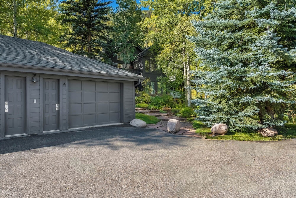 Evergreen Escape Home for 12