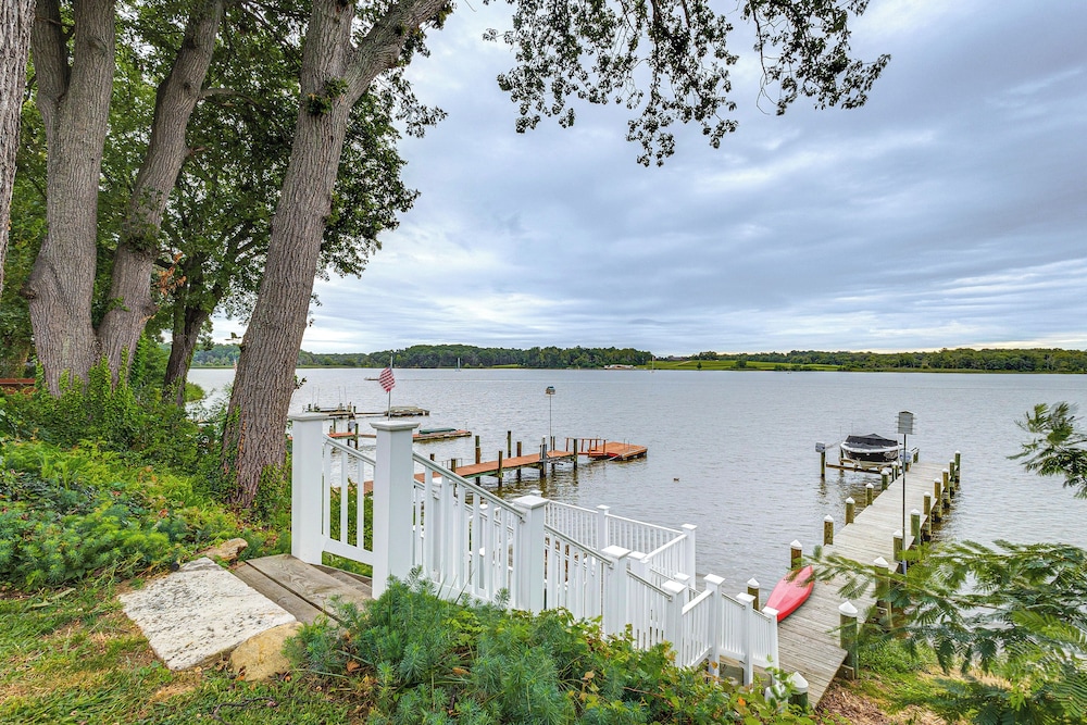 Patio & Water Views: Serene Bohemia River Escape!