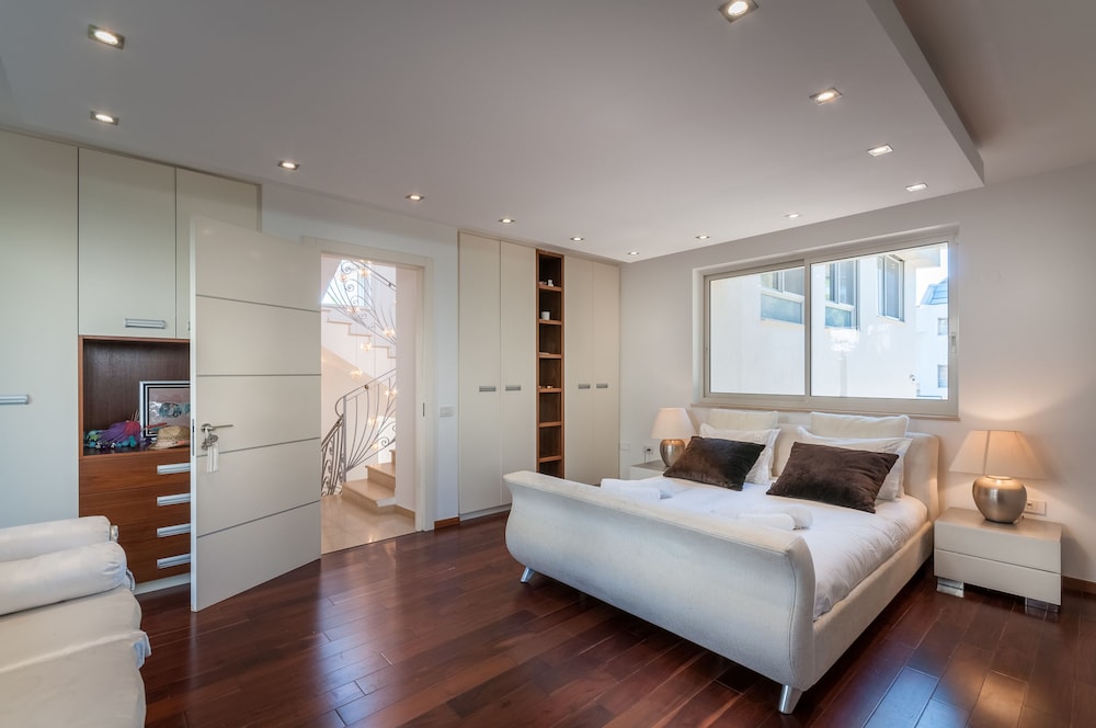 Luxurious Villa with great location