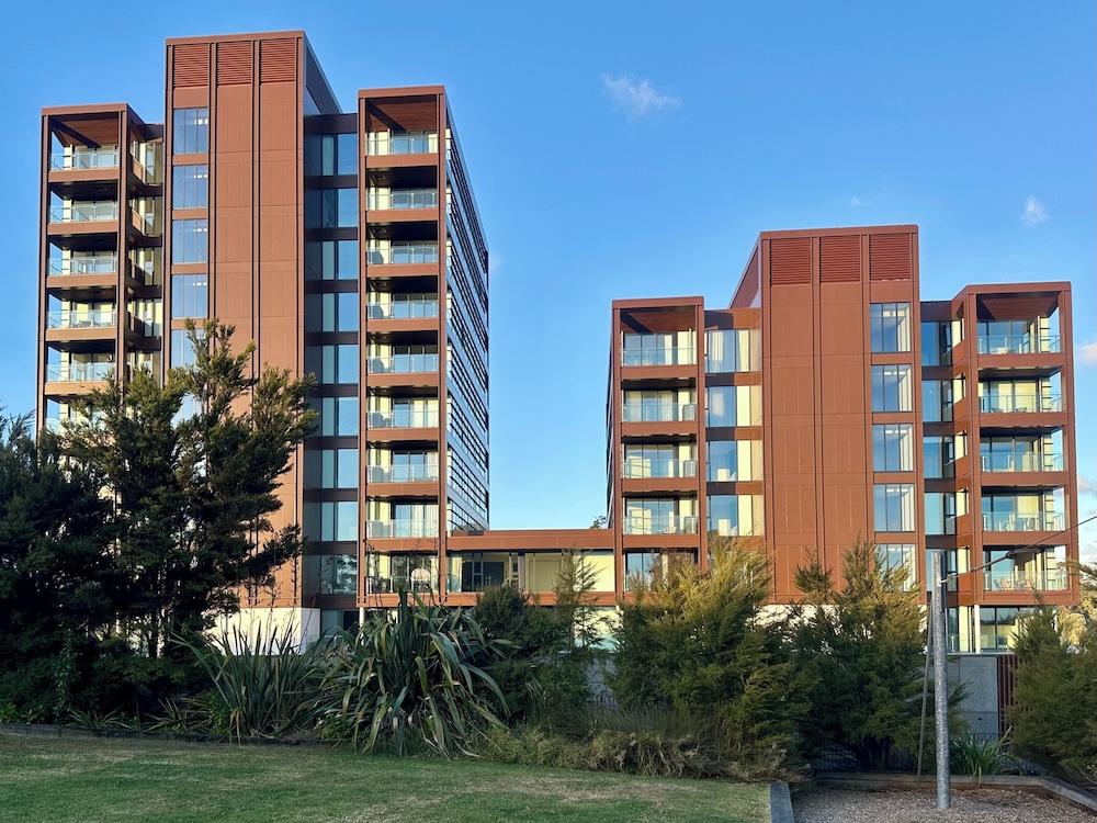 1BR with Balcony Close to Ferry by Zodiak Stays