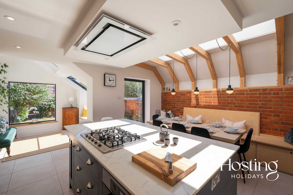 The Aston - Superbly Equipped 4 Bedroom Townhouse view 2