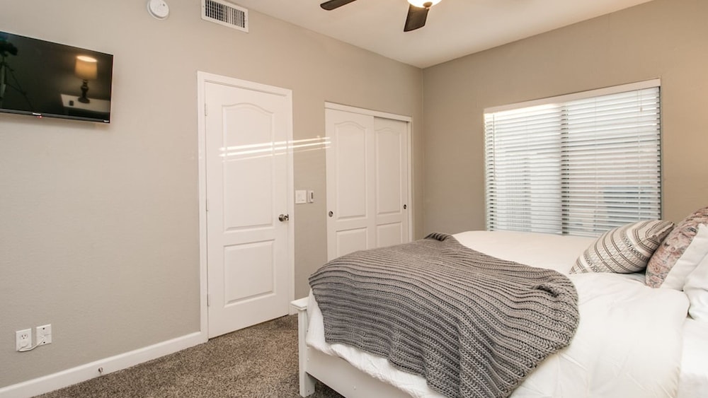 Massive 5 Bdrm Getaway W/pool, Hot Tub, Game Room!