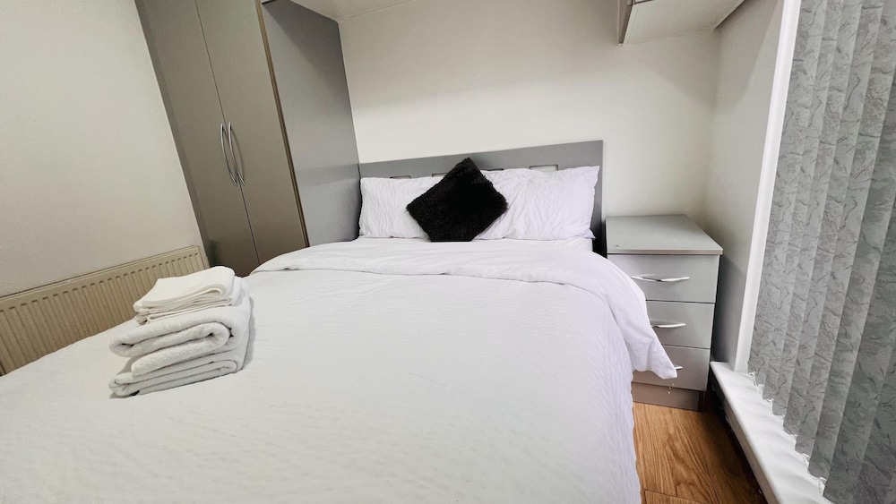Northolt - House - Sleeps 6 - Parking - Garden view 3