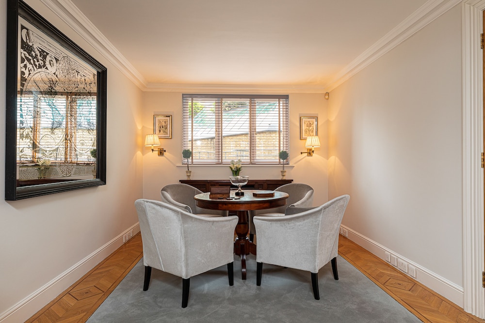 JOIVY Stunning 6-bed house near Harrods in Knightsbridge
