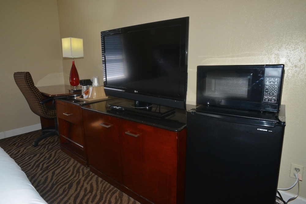 Hometown Inn & Suites