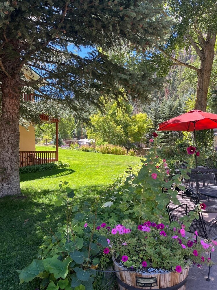 The River's Edge Motel Lodge & Resort