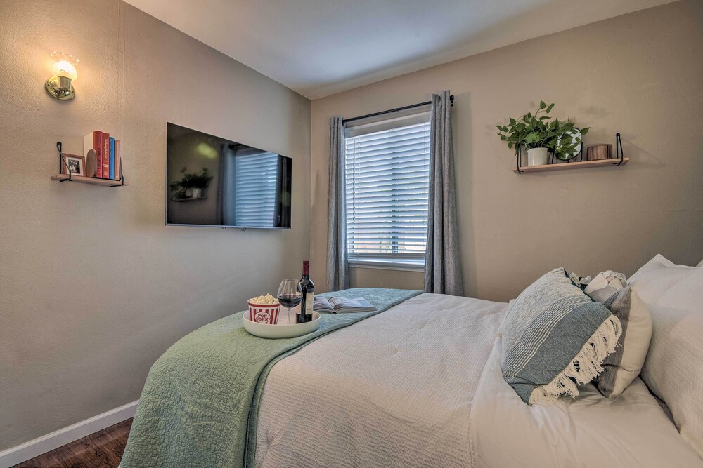 Burbank Vacations - Stylish Modern Burbank Gem w/ Private Yard! - Property Image 25