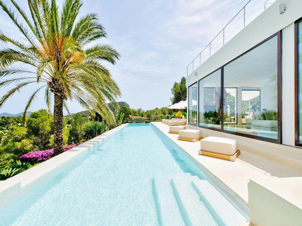Holiday Home With Stunning Infinity Pool