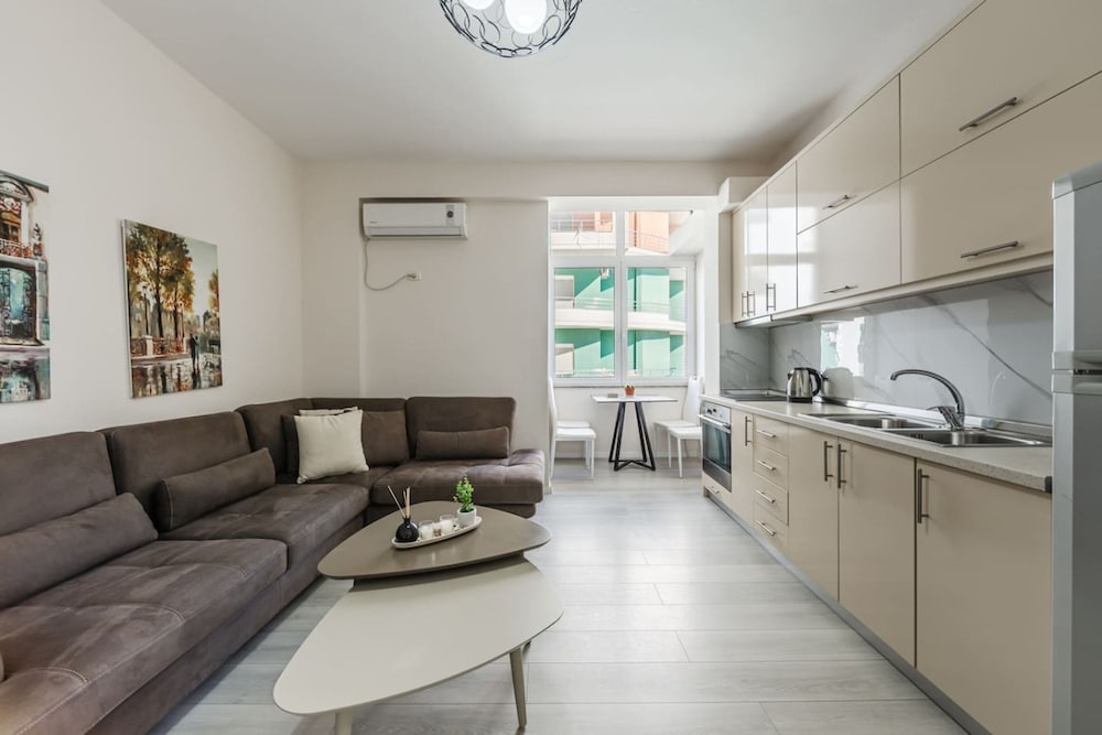 Beachfront Apartment - Near Beach City