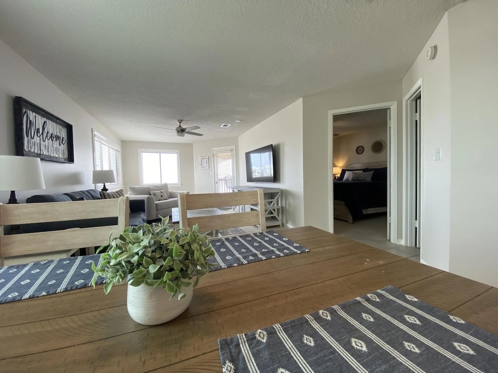 Bienvenue 1 Bedroom Condo