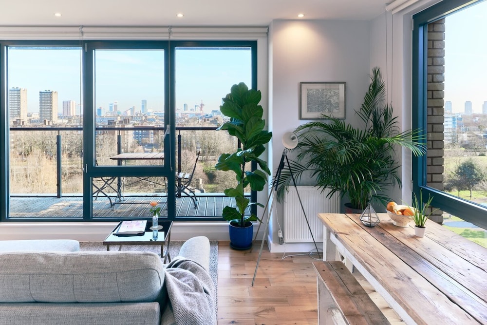Beautiful 1 Bedroom With Balcony Near Mile End
