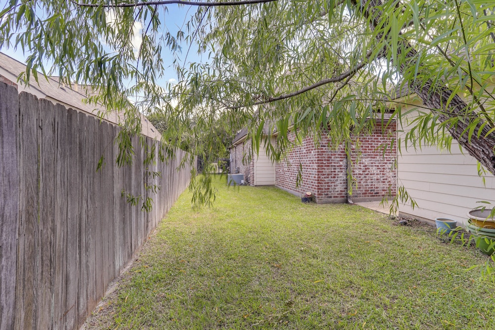 Easy Access to I-10: Family Home in Prairieville!
