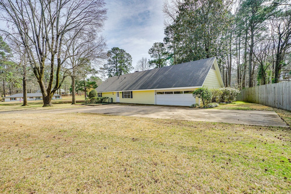 Expansive Texarkana Home w/ Yard: Near Golf!