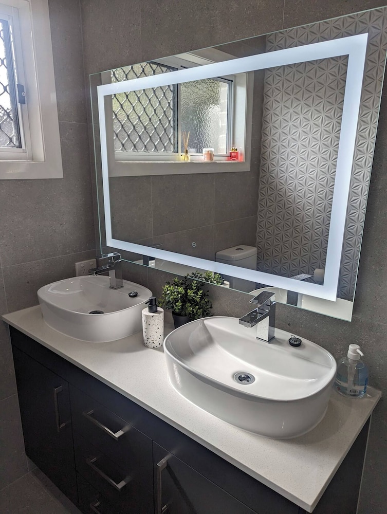 Immaculate Entire House in Chermside West 2-beds