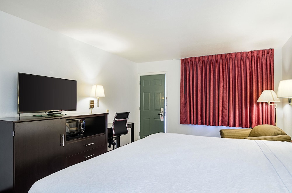 Liberal Vacations - Rodeway Inn - Property Image 14