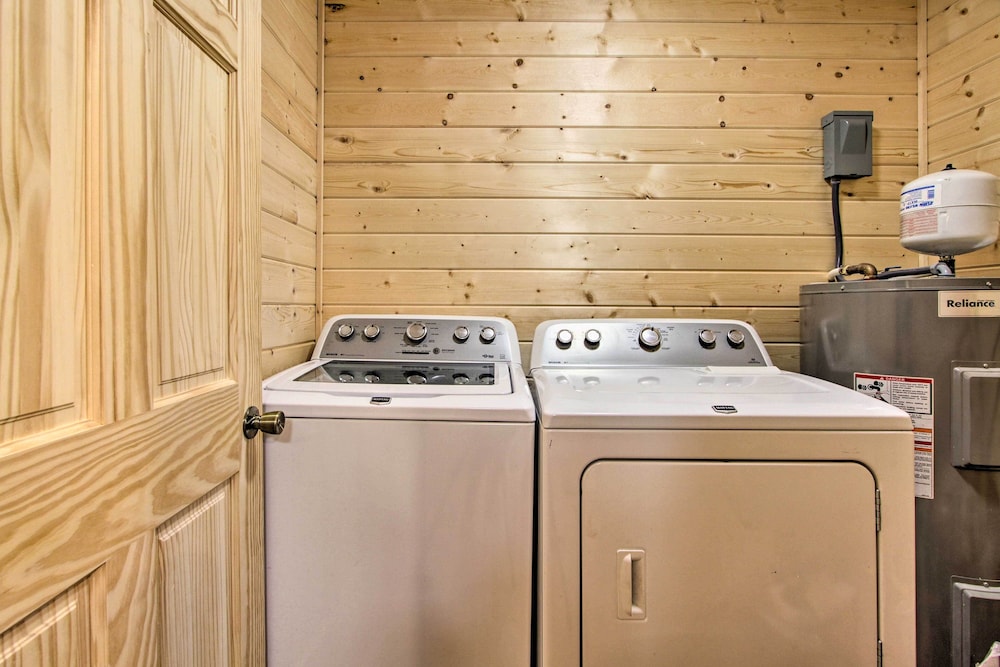 Gatlinburg Cabin: Hot Tub, Deck, Games