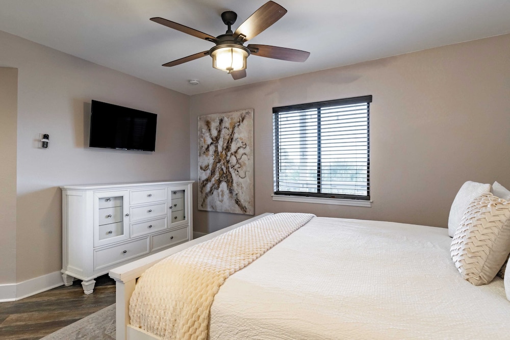 2 Condos, Steps to the Beach Pool+hot Tub, Balcony Lounge Triton & Sea Haven