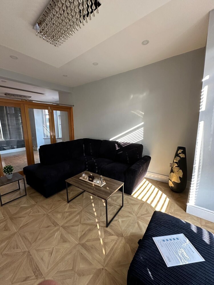 Cozy Manchester House - Stay With Host Onsite