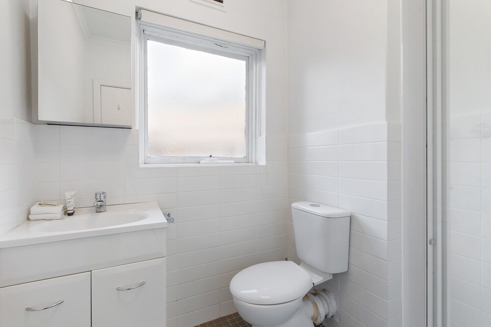 Comfy One-bedroom Unit Between City and Airport