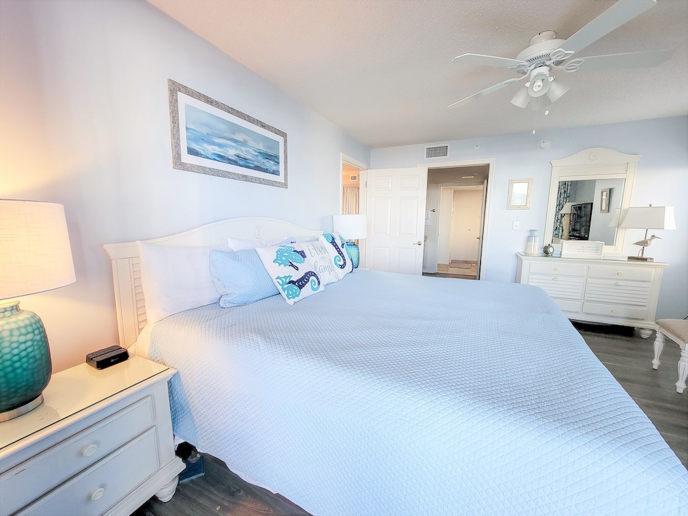Huge 3 bedroom, 3 bath condo in the lovely Brighton building! 3 Condo view 4