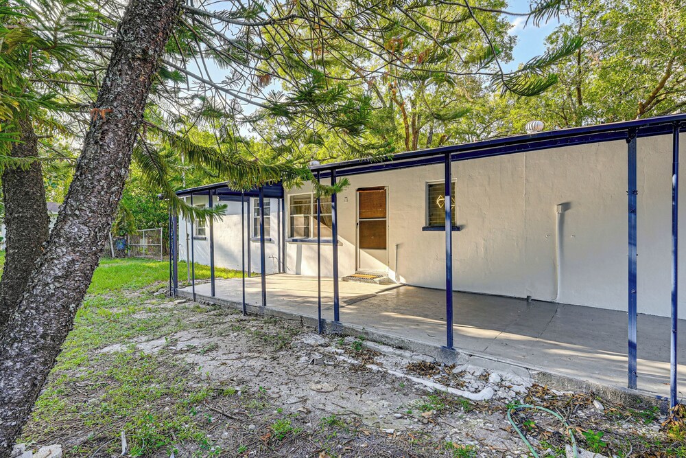 3 Mi to Usf: Chic Home w/ Yard in Tampa!