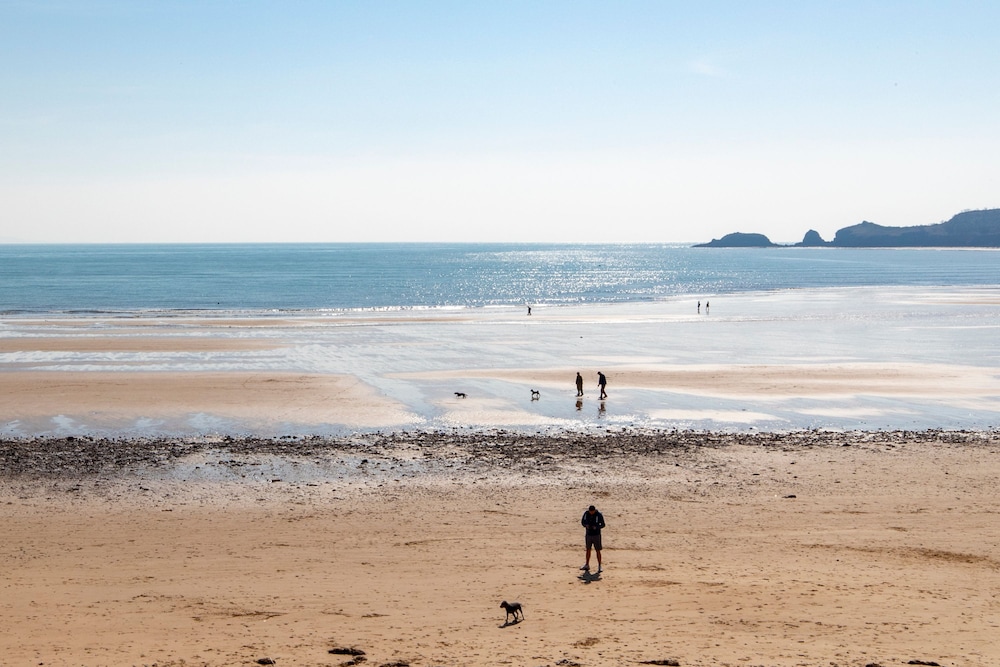 9 Strandways - Sea Views Parking Beach Access