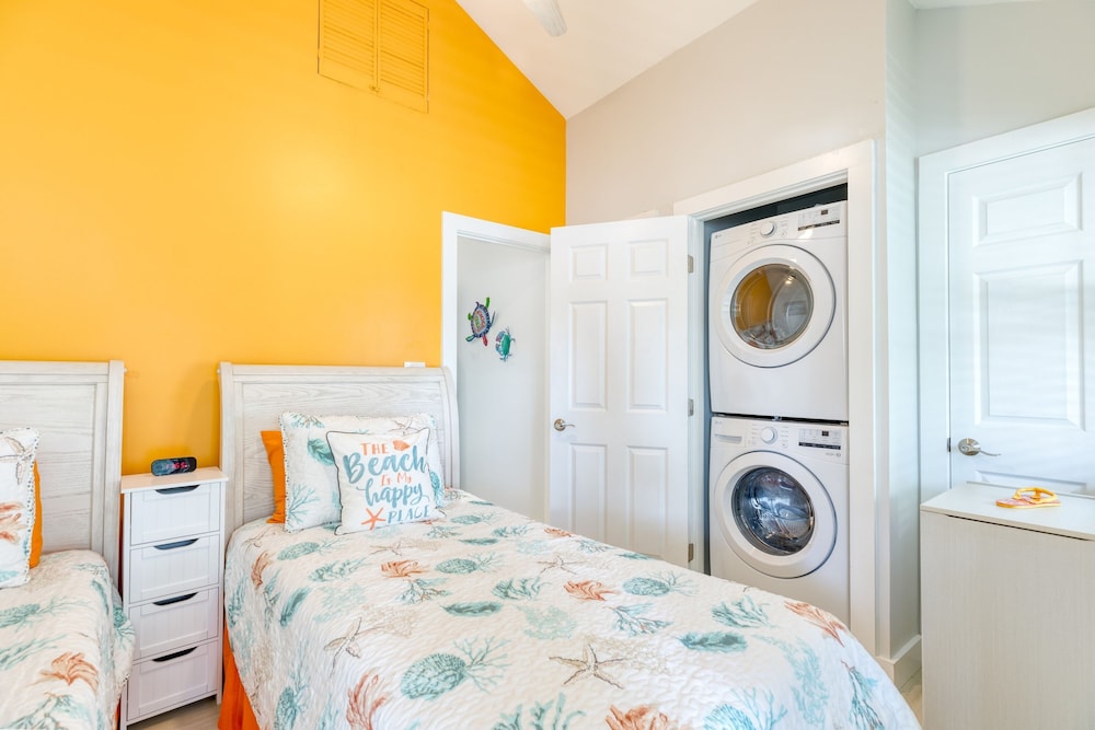 Bahamian Reed by Avantstay Walk to Everything w Community Pool Week Long Stays Only