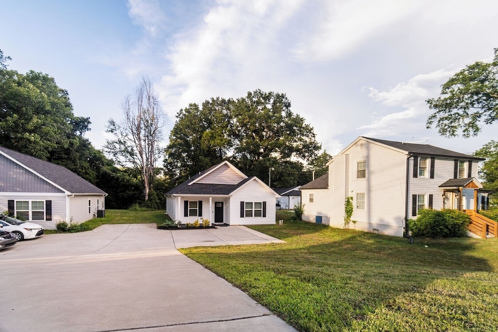 Family-friendly 3BR w/ Hot Tub & Games