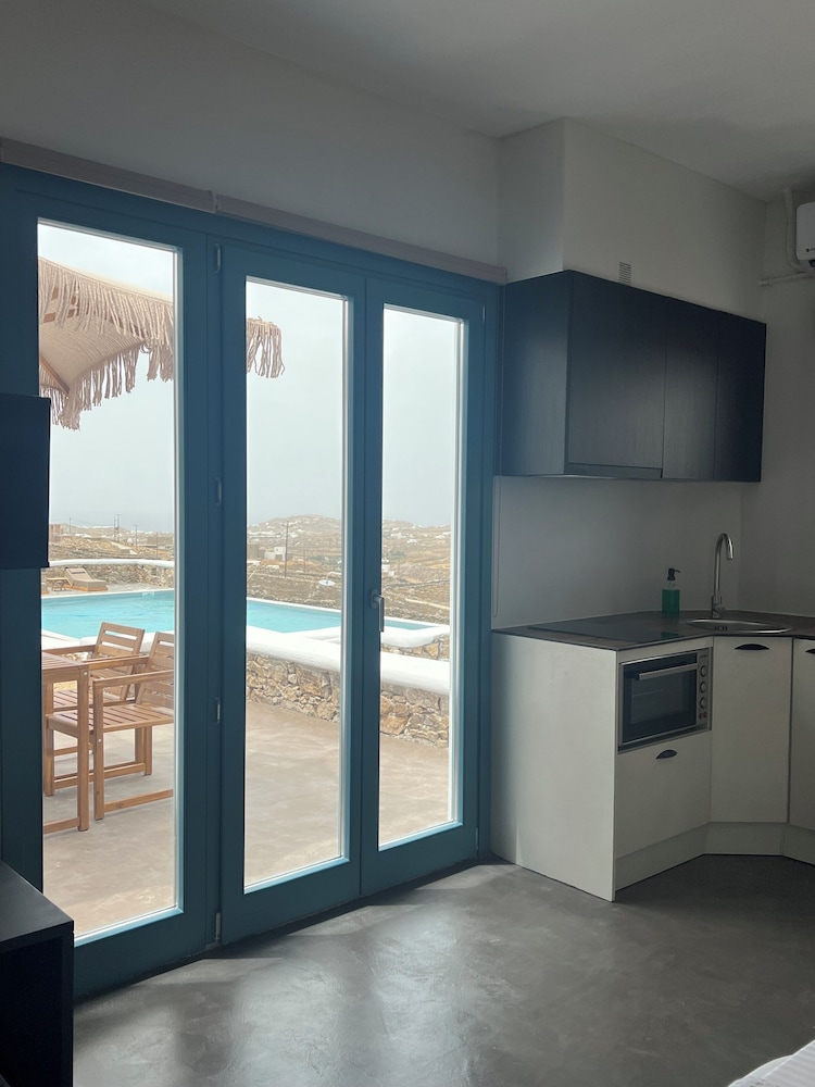 Thronos Suites